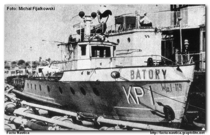 Wycofany ze s�u�by kuter po�cigowy BATORY oczekiwa� na z�omowanie w warszawskim porcie rzecznym na �eraniu.