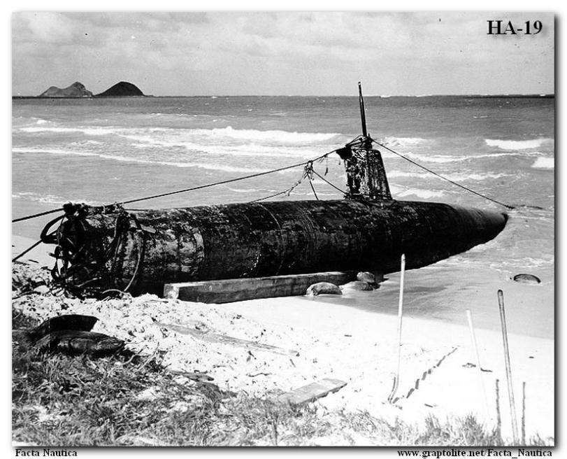 Japo�ski miniaturowy okr�t podwodny HA-19 - wrak na brzegu wyspy Oahu.
