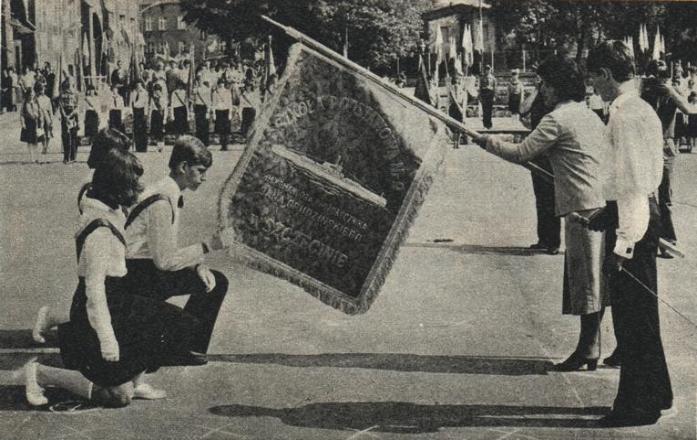 Ceremonia nadania imienia i wr�czenia sztandaru Szkole Podstawowej nr 9 w Szczecinie w 1979 roku.