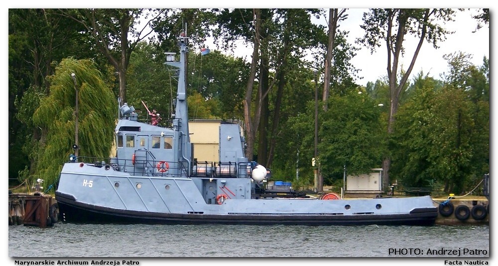 Polish navy tug