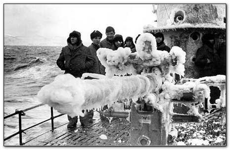 U-Boot we mgle. U-boat in the Arctic Sea.
