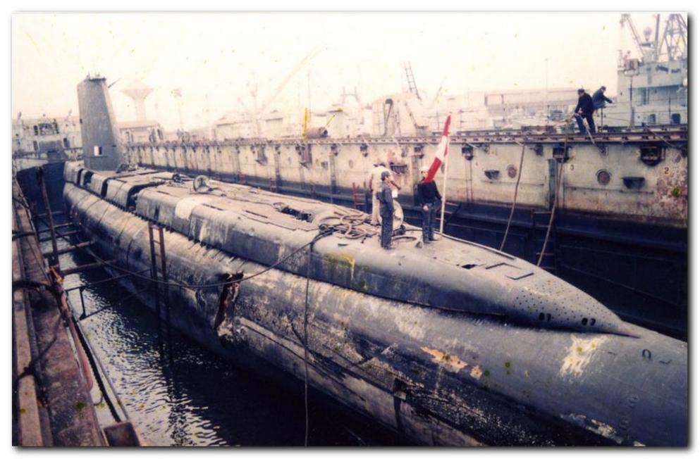 Wrak peruwiaskiego okrtu podwodnego PACOCHA w suchym doku. - Submarino BAP PACOCHA.
