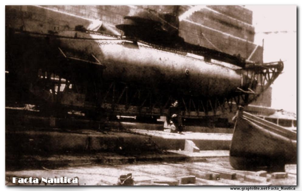 The Italian submarine B 3. Regio Arsenale. La Spezia. Il sommergibile B 3.
