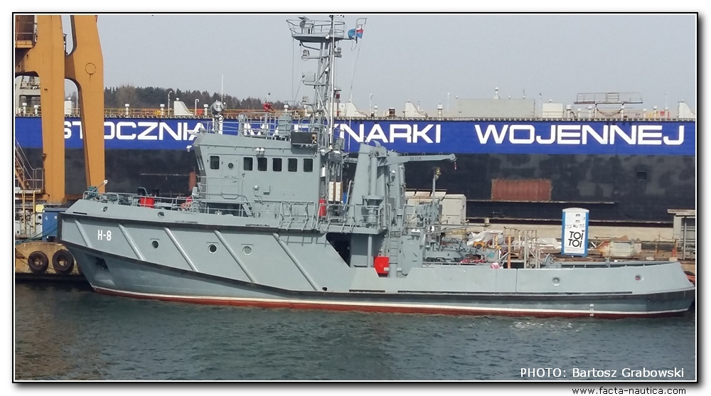 Holownik Marynarka Wojenna H-8. Polish Navy tug H-8.